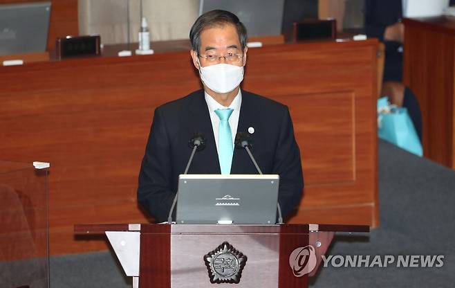 한덕수 국무총리 대정부질문 답변 (서울=연합뉴스) 이정훈 기자 = 한덕수 국무총리가 27일 오후 국회에서 열린 교육·사회·문화 분야 대정부질문에서 더불어민주당 한정애 의원의 질문에 답하고 있다. 2022.7.27 [국회사진기자단] uwg806@yna.co.kr