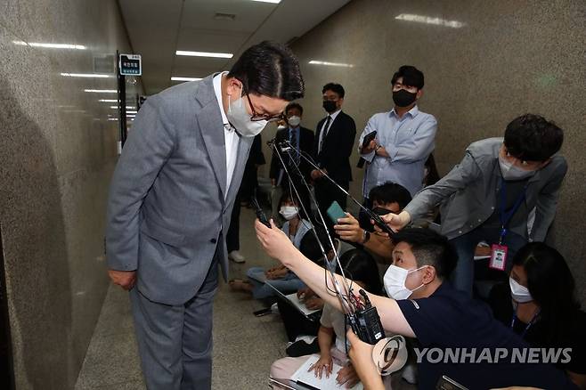 고개 숙여 사과하는 권성동 (서울=연합뉴스) 이정훈 기자 = 국민의힘 권성동 당 대표 직무대행 겸 원내대표가 27일 국회로 출근하며 윤석열 대통령과의 문자내용 공개와 관련해 입장을 밝힌 뒤 고개 숙여 사과하고 있다. 2022.7.27 [국회사진기자단] uwg806@yna.co.kr