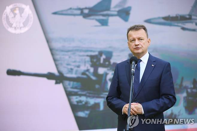 한국산 무기 대거 구매 발표하는 폴란드 국방장관 (바르샤바 EPA/PAP=연합뉴스) 마리우시 브와슈차크 폴란드 부총리 겸 국방부장관이 27일(현지시간) 바르샤바의 국방부 청사에서 FA-50 경공격기 개량형 48대, K2 전차 980대, K-9 자주포 648문을 도입하는 기본계약을 한국과 체결했다고 발표하고 있다. 브와슈차크 장관은 이날 열린 계약  체결식에서 "폴란드의 우크라이나 지원으로 생긴 지상·공중전력 공백을 채우기 위해 기술·가격·도입 시기를 고려할 때 가장 적합한 한국 무기체계를 결정했다"고 말했다. 2022.07.27 jsmoon@yna.co.kr