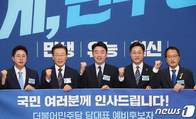 더불어민주당 대표 예비후보자들이 19일 서울 여의도 국회에서 열린 민주당 당대표 후보자 포토섹션에서 포즈를 취하고 있다. 왼쪽부터 이동학, 이재명, 강훈식, 강병원, 박주민 당대표 예비후보. (공동취재)/뉴스1 © News1 이재명 기자