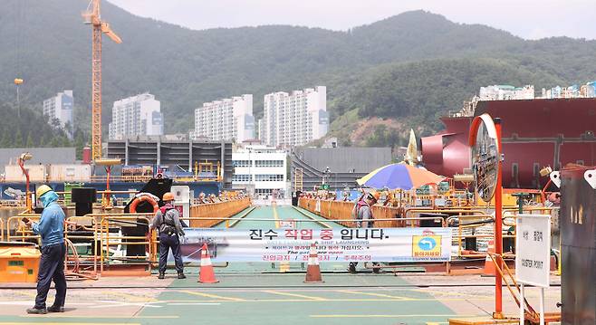 7월 25일 경남 거제시 아주동 대우조선해양 옥포조선소에서 작업자가 진수 작업 현장을 통제하고 있다. /연합뉴스