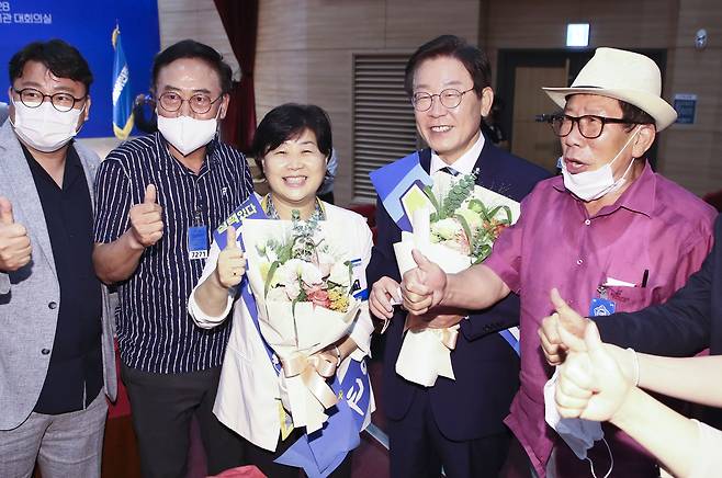 28일 오후 국회 의원회관에서 열린 더불어민주당 당 대표 및 최고위원 선출을 위한 예비경선대회에서 당 대표 최종 후보로 선출된 이재명 의원과 최고위원 후보로 선출된 서영교 의원이 지지자들과 기념촬영을 하고 있다. /연합뉴스