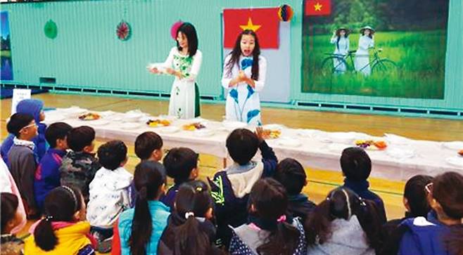 이주 여성 박채원씨가 어린이들에게 다문화 강의를 하고 있다. 관악구 제공
