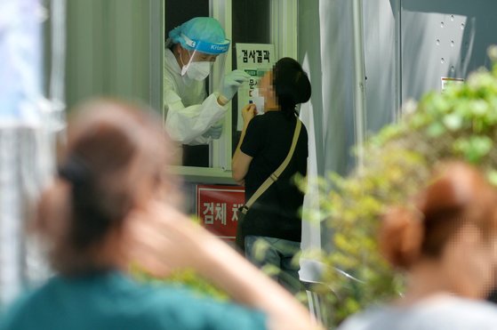 신종 코로나바이러스 감염증(코로나19) 확진자가 폭증한 27일 오후 대전 서구 코로나19 선별진료소를 찾은 시민들이 PCR검사를 받고 있다. 김성태 기자