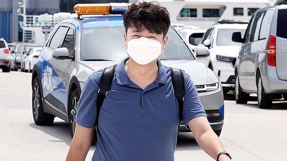 이준석 국민의힘 대표가 지난 27일 경북 울릉군 사동항 여객터미널에서 선박 탑승을 위해 이동하고 있다. 연합뉴스