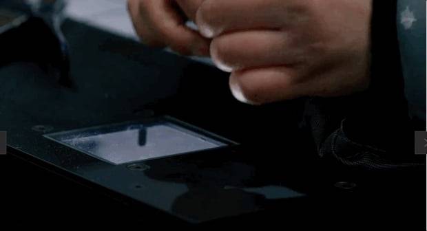 컴퓨터에 케어라벨을 읽히고 있다. 세탁특공대 제공