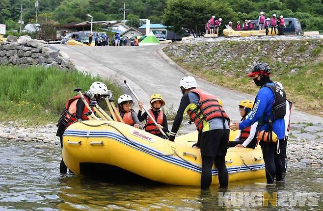 래프팅 출발 장소인 문산나루에서 체험객들이 전문 가이드에게 래프팅 체험 안내 및 주의사항에 대해 설명듣고 있다.