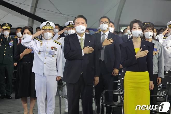 윤석열 대통령과 부인 김건희 여사가 28일 울산 현대중공업에서 열린 차세대 이지스구축함 제1번함 정조대왕함 진수식에서 국민의례를 하고 있다. (대통령실사진기자단) 2022.7.28/뉴스1  Copyright (C) 뉴스1. All rights reserved. 무단 전재 및 재배포 금지.