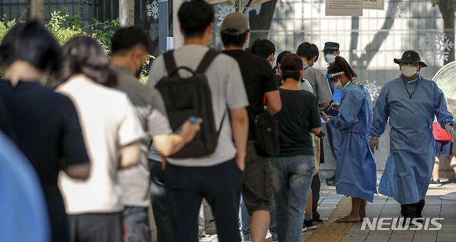 [서울=뉴시스] 정병혁 기자 = 0시 기준 국내 코로나19 신규확진자가 8만8384명으로 집계된 28일 오전 서울 서초구보건소에 설치된 선별진료소를 찾은 시민들 검사를 받기 위해 줄 서 있다. 2022.07.28. jhope@newsis.com