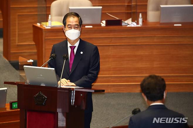 [서울=뉴시스] 김선웅 기자 = 한덕수 국무총리가 26일 서울 여의도 국회 본회의장에서 열린 경제 분야 대정부질문에서 더불어민주당 신동근 의원의 질문에 답변하고 있다. (공동취재사진) 2022.07.26. photo@newsis.com