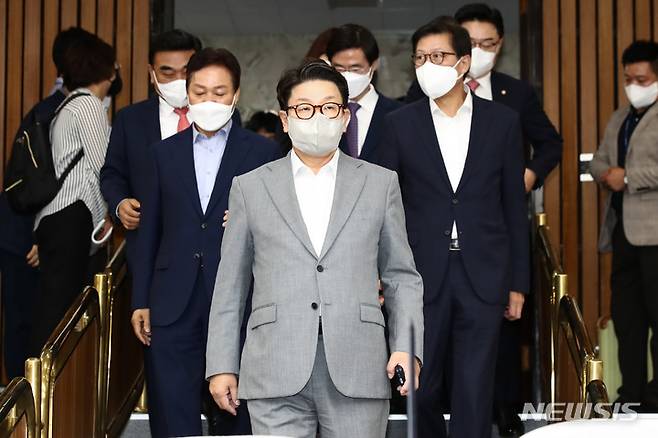 [서울=뉴시스] 김선웅 기자 = 국민의힘 권성동 당대표 직무대행 겸 원내대표와 부-울-경 시도지사들이 27일 국회에서 열린 국민의힘-부산-울산-경남 예산정책협의회에 참석하고 있다. (공동취재사진) 2022.07.27. photo@newsis.com