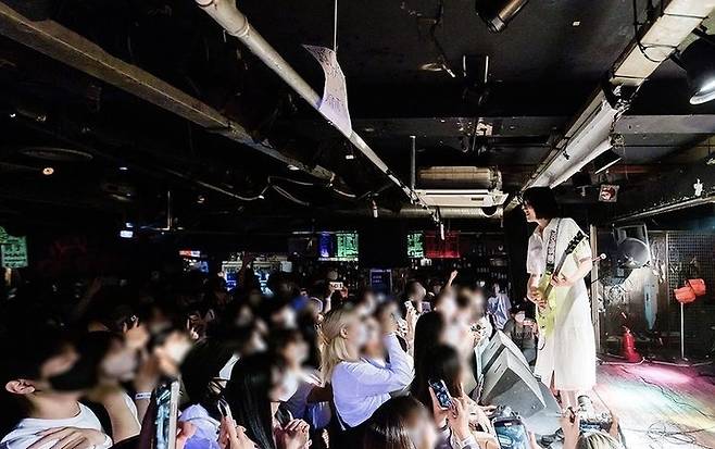 [서울=뉴시스] '제54회 라이브 클럽데이'의 하나로 홍대 앞 클럽 FF에서 공연하는 '아디오스 오디오'. 2022.07.27. (사진 = 라이브 클럽 데이 인스타그랩 캡처(photo by SEAN)) photo@newsis.com *재판매 및 DB 금지