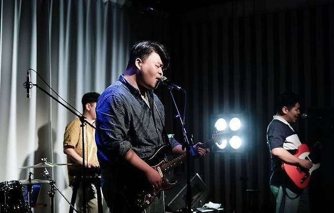 [서울=뉴시스] '제54회 라이브 클럽데이'의 하나로 벨로주 홍대에서 공연하는 '더 보울스'. 2022.07.27. (사진 = 라이브 클럽 데이 인스타그랩 캡처(photo by SEAN)) photo@newsis.com *재판매 및 DB 금지