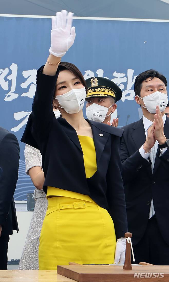 [울산=뉴시스] 전신 기자 = 윤석열 대통령 부인 김건희 여사가 28일 울산 현대중공업에서 열린 정조대왕함 진수식에서 안전항해 기원의식인 샴페인 브레이킹을 마친 뒤 손을 흔들고 있다. 2022.07.28. photo1006@newsis.com