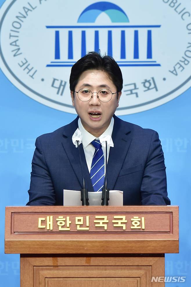 [서울=뉴시스] 고범준 기자 = 더불어민주당 이동학 전 최고위원이 25일 서울 여의도 국회 소통관에서 정치개혁·정치교체 행동선언 긴급기자회견을 하고 있다. (공동취재사진) 2022.07.25. photo@newsis.com