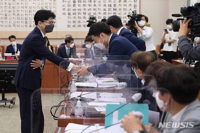 [서울=뉴시스] 고범준 기자 = 한동훈 법무부 장관이 28일 오전 서울 여의도 국회에서 열린 법제사법위원회 전체회의에 출석해 김남국 더불어민주당 의원 등 야당 의원들과 악수하고 있다. (공동취재사진) 2022.07.28. photo@newsis.com