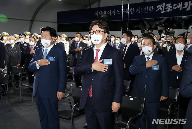 [울산=뉴시스] 전신 기자 = 권성동 국민의힘 당대표 직무대행 겸 원내대표가 28일 울산 현대중공업에서 열린 정조대왕함 진수식에서 국기에 대한 경례를 하고 있다. 2022.07.28. photo1006@newsis.com