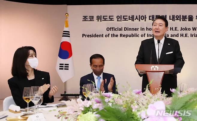 [서울=뉴시스] 전신 기자 = 윤석열 대통령이 28일 서울 용산 대통령실 청사에서 열린 조코 위도도 인도네시아 대통령 방한 공식 만찬에서 만찬사하고 있다. 2022.07.28. photo1006@newsis.com