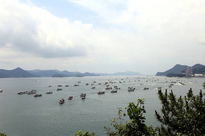 지난 23일 경남 통영시 이순신공원 앞바다에서 열린 'CPTPP 저지, 후쿠시마 오염수 방류 반대 경남도민대회'에 어선 120척이 동원돼 해상 시위를 벌이는 모습. 경남진보연합 제공