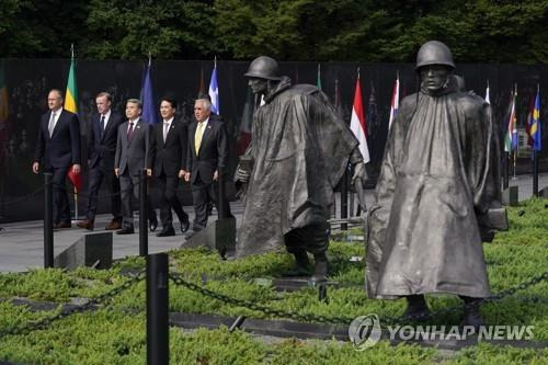 추모의 벽 헌정식 행사 입장하는 한미 당국자들 [워싱턴 AP=연합뉴스]