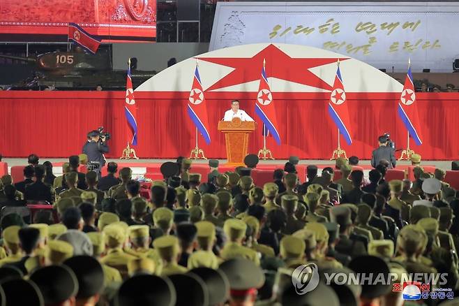 '전승절' 69주년 기념행사서 연설하는 북한 김정은 (평양 조선중앙통신=연합뉴스) 북한이 정전협정 체결 69주년(전승절)인 지난 27일 평양 조국해방전쟁승리기념탑 앞에서 기념행사가 성대히 진행됐다고 조선중앙통신이 28일 보도했다. 2022.7.28 
    [국내에서만 사용가능. 재배포 금지. For Use Only in the Republic of Korea. No Redistribution] nkphoto@yna.co.kr