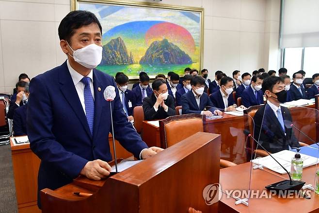 김주현 금융위원장, 국회 정무위 업무보고 (서울=연합뉴스) 이정훈 기자 = 28일 오전 국회에서 열린 정무위원회 전체회의에서 김주현 금융위원장이 업무보고를 하고 있다. 2022.7.28 [국회사진기자단] uwg806@yna.co.kr