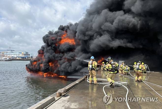 제주 한림항 정박 어선 화재  [제주 서부소방서 제공. 재판매 및 DB 금지] atoz@yna.co.kr