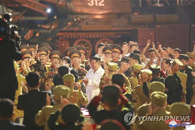 '전승절' 69주년 기념행사에 참석한 북한 김정은 (평양 조선중앙통신=연합뉴스) 북한이 정전협정 체결 69주년(전승절)인 지난 27일 평양 조국해방전쟁승리기념탑 앞에서 기념행사가 성대히 진행됐다고 조선중앙통신이 28일 보도했다. 2022.7.28 
    [국내에서만 사용가능. 재배포 금지. For Use Only in the Republic of Korea. No Redistribution] nkphoto@yna.co.kr