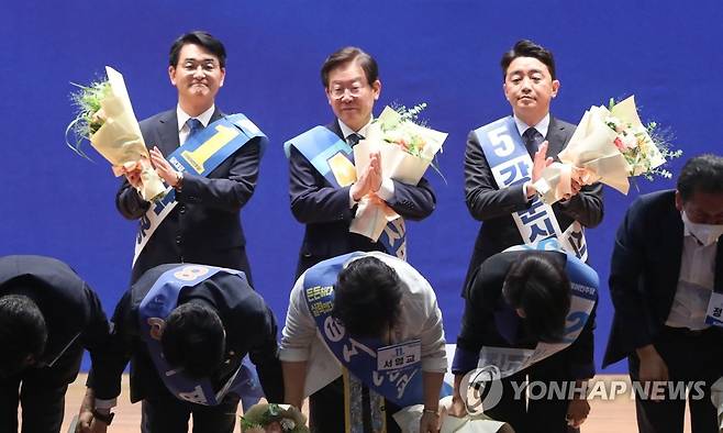 박용진·이재명·강훈식 '컷오프' 통과 (서울=연합뉴스) 이정훈 기자 = 더불어민주당 박용진(왼쪽부터)·이재명·강훈식 당 대표 예비후보가 28일 오후 국회 의원회관에서 열린 더불어민주당 당대표 및 최고위원 선출을 위한 예비경선대회에서 최종 후보로 선출된 뒤 박수를 치고 있다. 2022.7.28 [국회사진기자단] uwg806@yna.co.kr