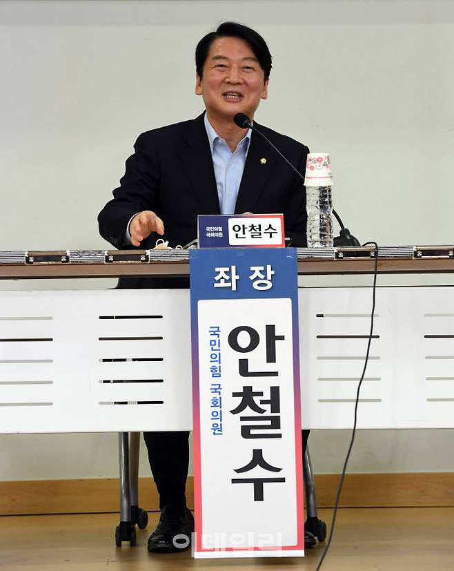 안철수 국민의힘 의원이 지난 12일 오전 국회 의원회관 2소회의실에서 열린 ‘위기를 넘어 미래로, 민·당·정 토론회’ 에 참석해 ‘글로벌 경제위기와 우리의 대응 방향’ 토론을 진행하고 있다. (사진=이데일리 노진환 기자)