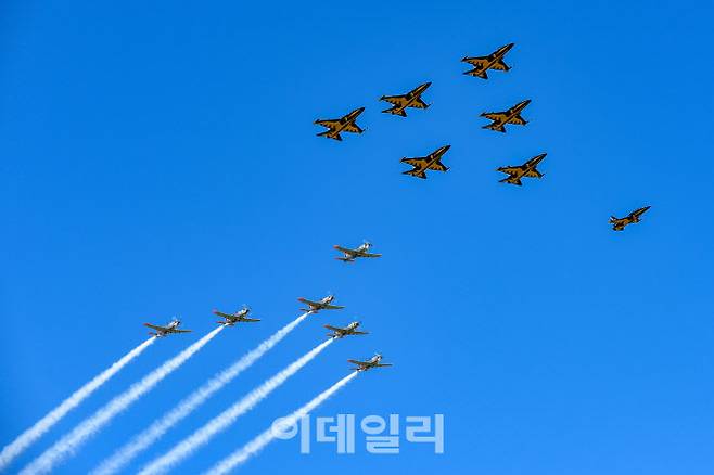 28일 오전(현지시간) 폴란드 뎅블린 공군 기지에서 대한민국 공군 특수비행팀 블랙이글스와 폴란드 공군 특수비행팀 오릭이 우정비행을 하고 있다. (사진=공군)