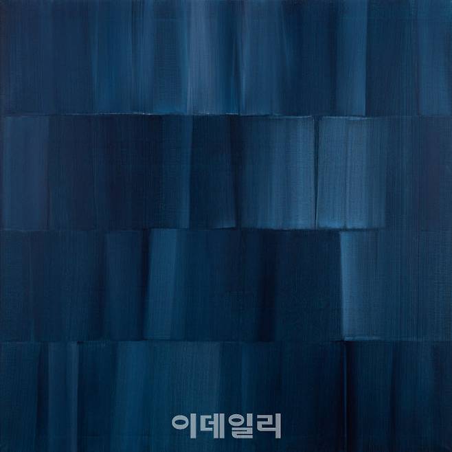 심문섭의 ‘제시: 섬으로’(The Presentation: To the Island·2018). 120호(160×160㎝) 규모의 작품이다. 푸르고, 더욱 푸르고, 그러다가 시커멓게 변해 검푸름이 된 작가의 그림들은 오로지 세로로 그어낸 붓질만으로도 보는 이들을 바닥 모를 심연 속에 담가 버린다(사진=가나아트).