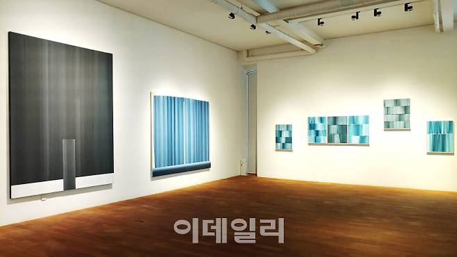 가나아트센터에 연 심문섭 개인전 ‘물(物)에서 물(水)로’ 전경. 왼쪽부터 ‘제시: 섬으로’(The Presentation: To the Island·2017, 259×194㎝)와 ‘제시: 섬으로’(The Presentation: To the Island·2015, 194×224㎝). 작가의 회화작품 중 색과 구도에서 독특한 형태를 가진 두 점이다. 오른쪽은 전시작들을 놓고 볼 때 ‘소품’에 해당한다고 할 20호 크기(72.5×52.8㎝ & 72.5×60.㎝)의 ‘제시: 섬으로’(The Presentation: To the Island·2017 & 2018) 6점을 나란히 걸었다(사진=오현주 문화전문기자).
