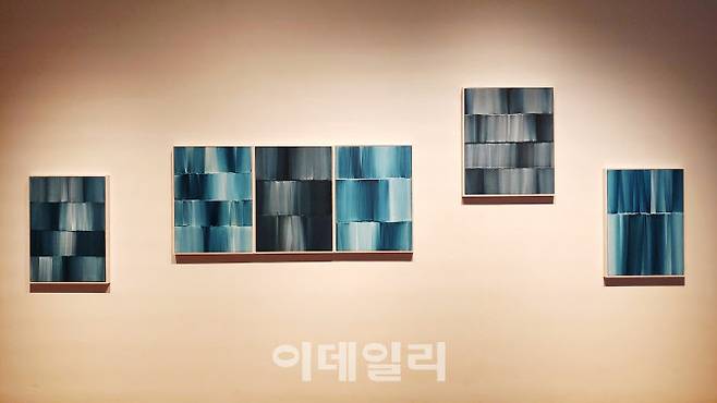 가나아트센터에 연 심문섭 개인전 ‘물(物)에서 물(水)로’ 전경. 20호 크기(72.5×52.8㎝ & 72.5×60.㎝)의 ‘제시: 섬으로’(The Presentation: To the Island·2017 & 2018) 6점만 따로 봤다. 색과 선 등 작가기 바다를 그린 ‘큰 그림’을 압축해 놓은 듯하다(사진=오현주 문화전문기자).