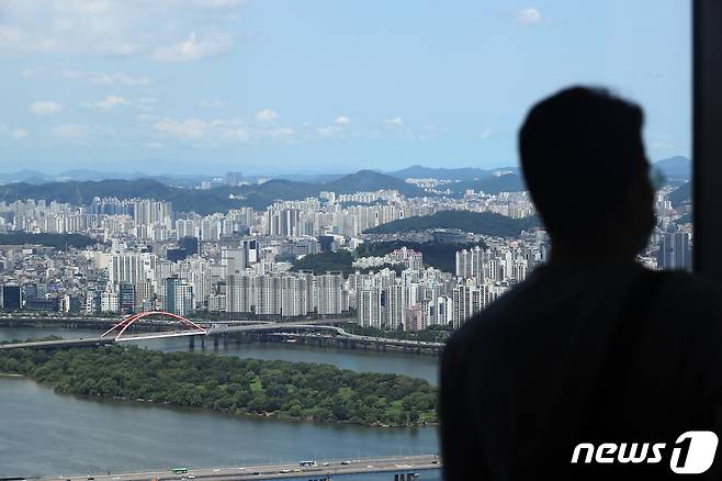 서울 영등포구 여의도 63아트에서 바라본 도심 아파트 모습. 2022.7.25/뉴스1 ⓒ News1 황기선 기자