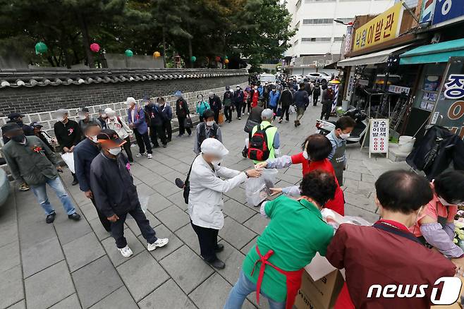 어버이날인 8일 서울 종로구 탑골공원 원각사 무료급식소에서 어르신들이 무료급식을 받기위해 줄을 서서 기다리고 있다. 2022.5.8/뉴스1 ⓒ News1 박세연 기자