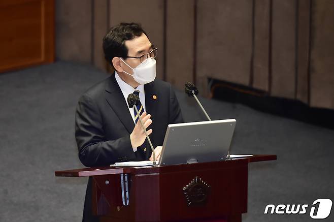 이창양 산업통상자원부 장관이 26일 오후 서울 여의도 국회 본회의장에서 열린 경제 분야 대정부질문에서 의원의 질의에 답변하고 있다. (공동취재) 2022.7.26/뉴스1 ⓒ News1 이재명 기자