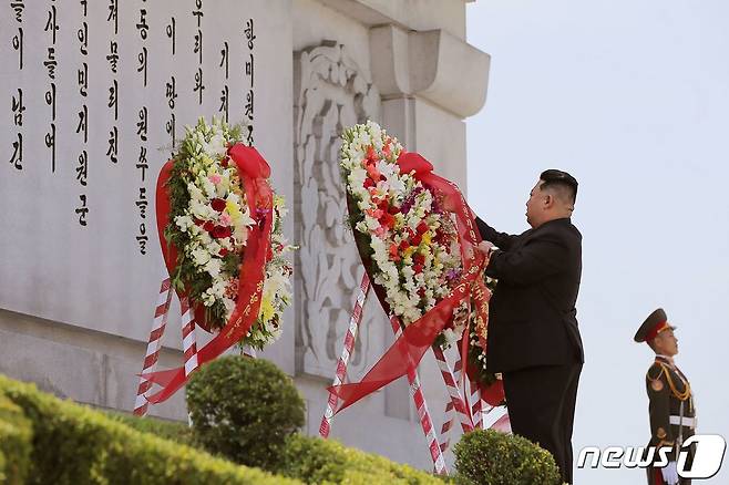 (평양 노동신문=뉴스1) = 김정은 북한 노동당 총비서가 28일 북중 우의탑을 방문해 화환을 진정했다. [국내에서만 사용가능. 재배포 금지. DB 금지. For Use Only in the Republic of Korea. Redistribution Prohibited] rodongphoto@news1.kr