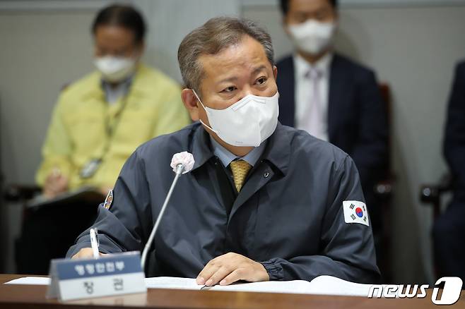 이상민 행정안전부 장관이 29일 오전 정부서울청사에서 열린 코로나19 중앙재난안전대책본부 회의에서 윤석열 대통령의 모두 발언을 듣고 있다. 대통령실사진기자단 2022.7.29/뉴스1 ⓒ News1 안은나 기자