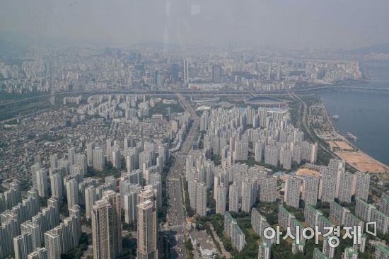 17일 서울 송파구 롯데월드타워 서울스카이에서 바라본 아파트 모습. 한국부동산원이 이날 발표한 3월 서울 아파트 매매 실거래가지수는 175.1로 전월(173.7) 대비 1.4포인트 상승했다. 서울 아파트 매매 실거래가지수가 다시 상승 전환한 것은 지난해 10월 180.0을 기록한지 5개월 만이다./강진형 기자aymsdream@