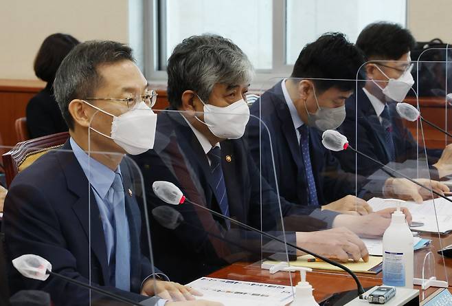 이종호 과학기술정보통신부 장관(왼쪽)과 한상혁 방송통신위원장이 29일 오전 국회에서 열린 과학기술정보방송통신위원회 전체회의에 출석해 있다. /뉴스1