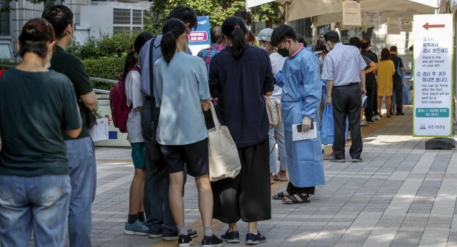 28일 오전 서울 서초구보건소에 설치된 선별진료소를 찾은 시민들 검사를 받기 위해 줄 서 있다. 2022.07.28. 뉴시스