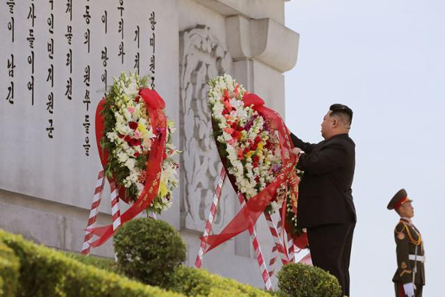 김정은 북한 국무위원장이 28일 북중 우의탑을 방문해 헌화하고 있다. 평양=노동신문 뉴스1