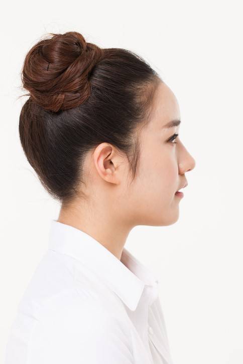 머리를 너무 꽉 죄어 올려 묶은 머리나 똥머리는 견인성 탈모를 유발할 수 있다./사진=게티이미지뱅크