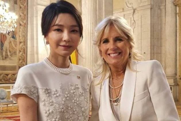 기념촬영하는 김건희 여사와 질 바이든 여사 /사진=연합뉴스