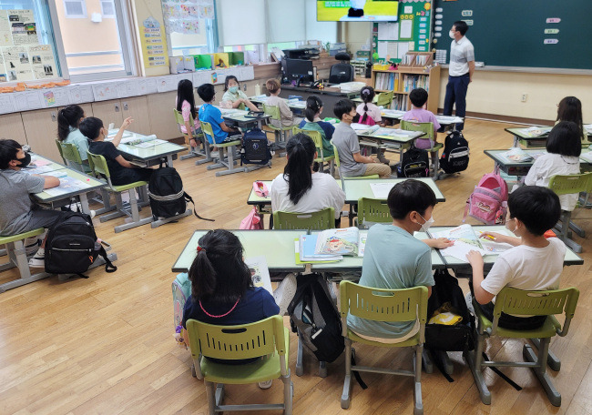 한 초등학교 3학년 교실에서 교사와 학생이 수업을 진행하고 있다. 연합뉴스