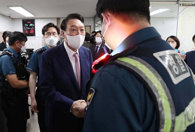 윤석열 대통령이 29일 오전 서울 서대문구 신촌지구대를 찾아 현장 경찰관들을 격려하고 있다. 대통령실사진기자단