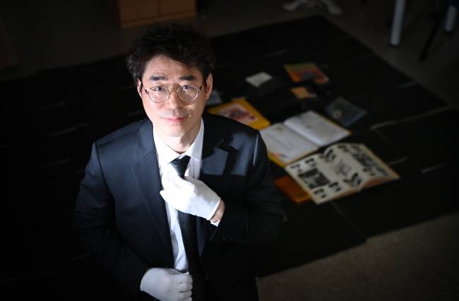 김석중 키퍼스코리아 대표가 부산 남구 용당동 부경대 창업지원센터 내 사무실에서 한 고인의 유품 정리와 디지털화 작업을 하며 포즈를 취했다. 윤성호 기자