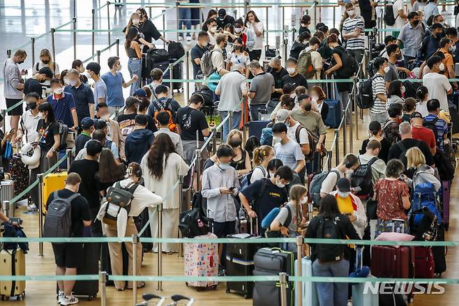 [인천공항=뉴시스] 정병혁 기자 = 휴가철을 맞은 24일 오전 인천국제공항 1터미널 출국장이 여행객들로 붐비고 있다. 2022.07.24. jhope@newsis.com