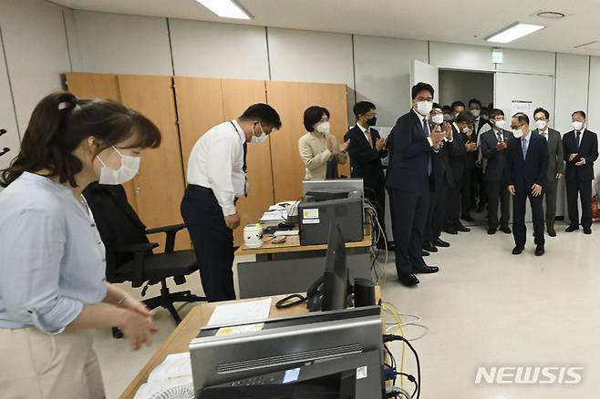 [서울=뉴시스] 배훈식 기자 = 이원석 검찰총장 직무대리를 비롯한 기관 대표들이 29일 오전 서울 송파구 동부지방검찰청에 마련된 보이스피싱 범죄 합동수사단 사무실을 둘러보고 있다.(공동취재사진) 2022.07.29. photo@newsis.com